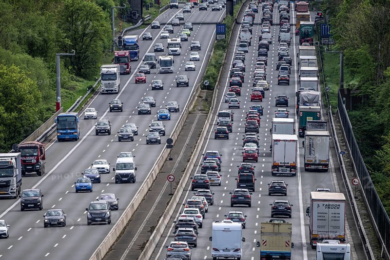 The A3 motorway, heavy traffic on 8 lanes, including the temporarily open hard shoulder, in front of the Hilden motorway junction, looking south, near Erkrath, traffic jam after accident, North Rhine-Westphalia, Germany, Europe