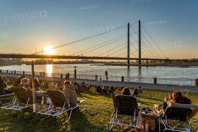 Rhine promenade, city beach, Rhine meadows, banks of the Rhine in the historic city centre of Düsseldorf, Rheinkniebrücke, North Rhine-Westphalia, Germany, Europe