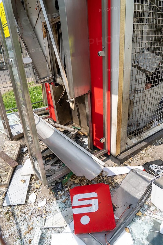 Blown up ATM of the Sparkasse in Mülheim-Heißen, Hingbergstraße, the free-standing ATM was probably blown up with explosives for the third time, the perpetrators probably did not take any money, Mülheim an der Ruhr, North Rhine-Westphalia, Germany, Europe