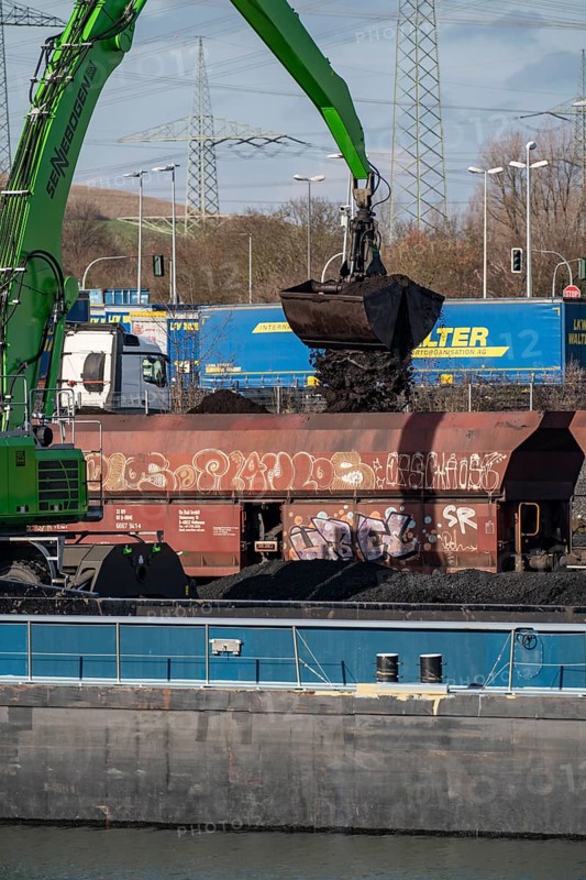 WHE Westthafen Wanne, coal for power stations is transferred from a Belgian cargo ship, coming from Antwerp, onto goods wagons, on the Rhine-Herne Canal, Herne, North Rhine-Westphalia, Germany, Europe