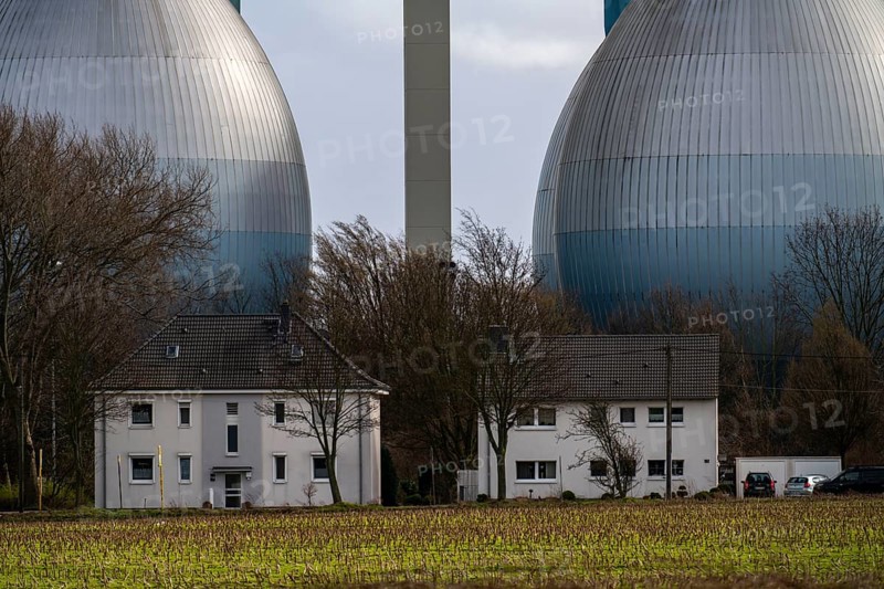 Residential buildings, digestion towers, sewage treatment plant of the Emschergenossenschaft in the Weilheimer Mark in Bottrop, North Rhine-Westphalia, Germany, Europe