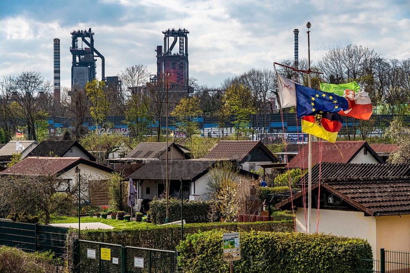 Allotment gardens along the A42 motorway, Emschertal allotment garden association, Emscherschnellweg, in Duisburg-Beeck, noise barrier, view of the ThyssenKrupp Steel Bruckhausen steelworks, blast furnaces 5 and 6, Duisburg, North Rhine-Westphalia, Germany, Europe