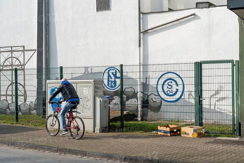 The Schalke Mile, Mile of Tradition, Kurt-Schumacher-Strasse in Gelsenkirchen-Schalke, side street, Hubertusstrasse, building with many Schalke logos, Ruhrpott symbols, list of Schalke football successes, Gelsenkirchen, North Rhine-Westphalia, Germany, Europe
