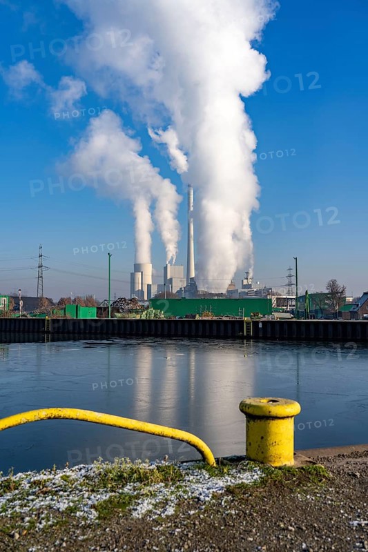 The STEAG combined heat and power plant in Herne-Baukau, hard coal-fired power plant, in front the new gas and steam power plant, unit 6, Rhine-Herne Canal, North Rhine-Westphalia, Germany, Europe
