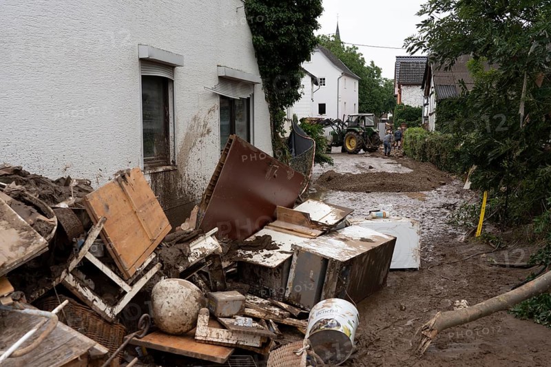 Flood in North Rhine-Westphalia, the village of Iversheim on the Erft was almost completely flooded Damage to almost all buildings and the road, clean-up work, Iversheim, district of Bad Münstereifel, North Rhine-Westphalia, Germany, Europe