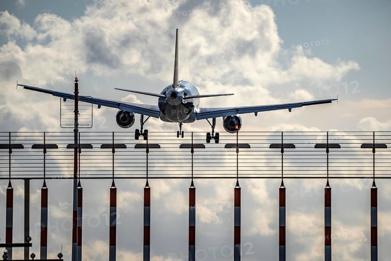 Düsseldorf International Airport, DUS, runway lighting, approach aid for runway 05R/23L, aircraft on approach