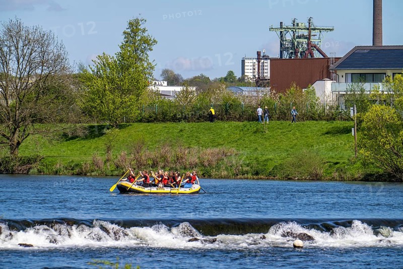 Inflatable boat, rafting at the Ruhr weir near Hattingen, section of the Ruhr Valley cycle path along the Ruhr, North Rhine-Westphalia, Germany, Europe