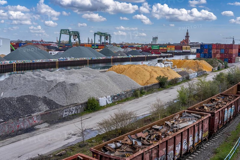 Port of Dortmund, Container Terminal Dortmund CTD, trimodal terminal, transport by rail, road and waterway, Dortmund-Ems Canal, goods train with scrap metal, North Rhine-Westphalia, Germany, Europe