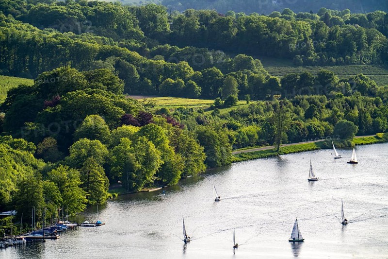 Lake Baldeney in Essen, Ruhr reservoir, view of the eastern shore, landscape in the Fischlaken district, sailing boats, North Rhine-Westphalia, Germany, Europe