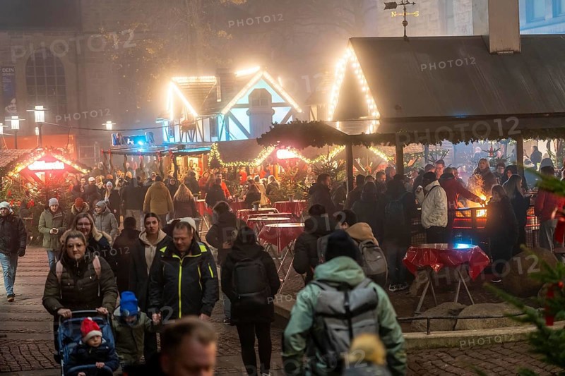 Pre-Christmas season, Christmas market in the city centre of Essen, Kettwiger Straße, snack stalls, mulled wine stands, North Rhine-Westphalia, Germany, Europe