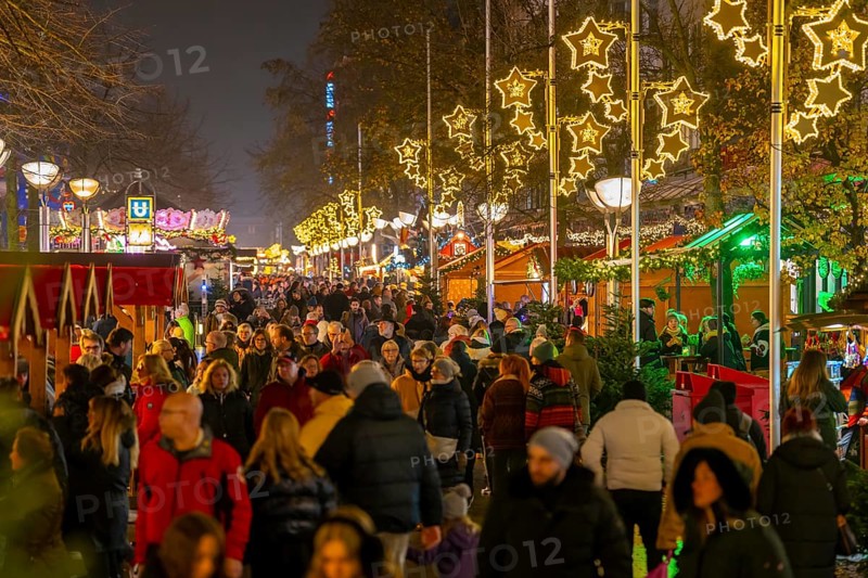 Christmas market on Königsstraße in the city centre of Duisburg, pre-Christmas season, Christmas lights, Christmas market stalls, crowds, North Rhine-Westphalia, Germany, Europe