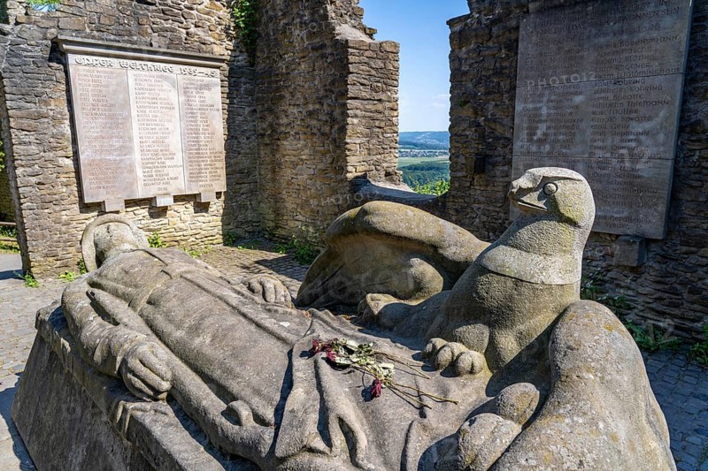 Ruins of Hohensyburg Castle, near Dortmund, war memorial by Friedrich Bagdons, for the fallen of the world wars, North Rhine-Westphalia, Germany, Europe