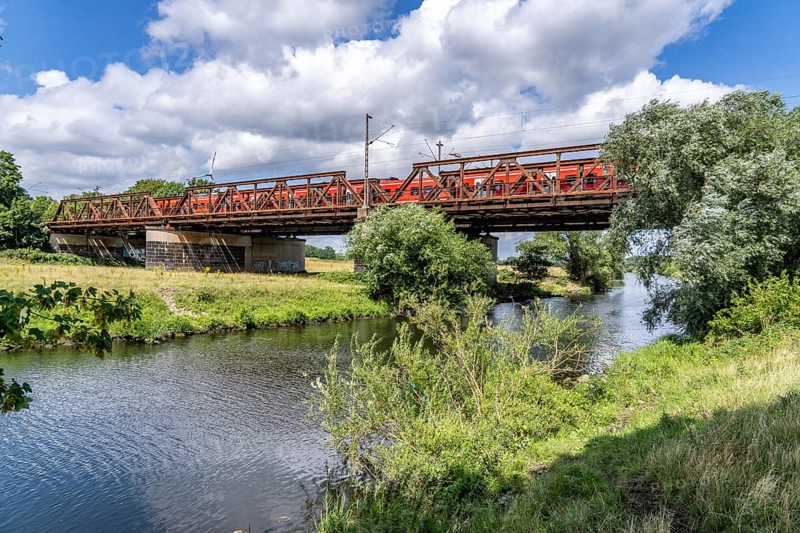 The Styrumer Ruhrbogen, along the Ruhr, just in front of the city limits of Duisburg, at the Kaiserberg, railway bridges, local train, North Rhine-Westphalia, Germany, Europe