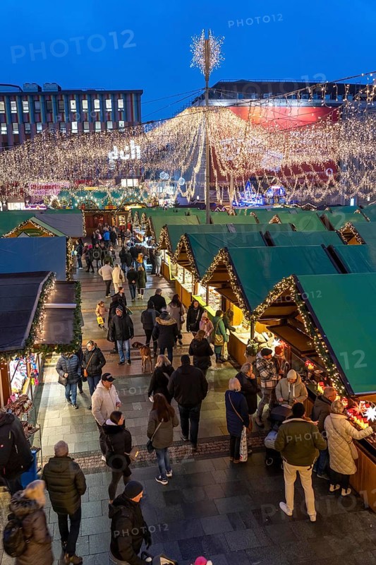 Pre-Christmas season, Christmas market in the city centre of Essen, Kennedyplatz, light decoration, North Rhine-Westphalia, Germany, Europe
