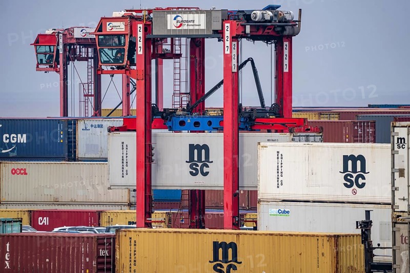 Container terminal in the seaport of Bremerhaven, Eurogate Container Terminal with almost 50 container gantry cranes, cranes, on a length of over 4 KM at the mouth of the Weser, straddle carriers bring the containers to and from the container ships, or store them between, Bremerhaven, Bremen, Germany, Europe