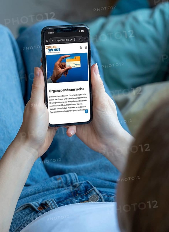 Symbolic image of organ donation register, person informs himself about the new online register for organ donation, where you can register as a donor or object to a donation, from the Federal Institute for Drugs and Medical Devices Germany
