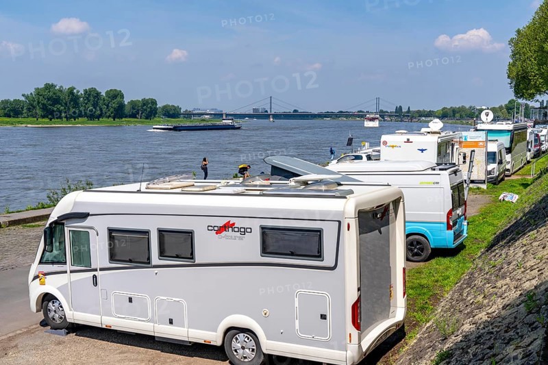 Motorhome parking space on the banks of the Rhine, Düsseldorf am Rhein, Motorhome parking space on the banks of the Rhine, Rheinterrasse, Düsseldorf, North Rhine-Westphalia, Germany, Europe