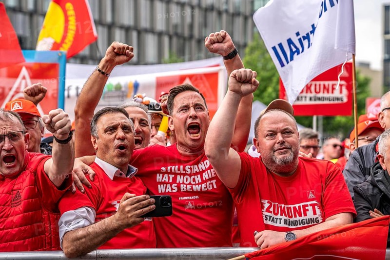 Demonstration by many thousands of steelworkers in front of the ThyssenKrupp headquarters in Essen against massive job cuts following the involvement of a foreign investor in the company, massive criticism of Group CEO Miguel López, North Rhine-Westphalia, Germany, Europe