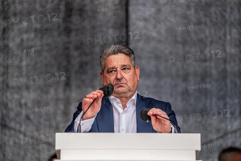 Demonstration of many thousands of steelworkers in front of the ThyssenKrupp headquarters in Essen, against massive job cuts, after the participation of a foreign investor in the company, massive criticism of CEO Miguel López, here during his speech, North Rhine-Westphalia, Germany, Europe