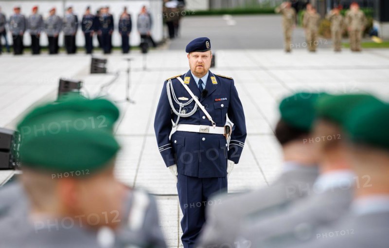 An air force soldier of the guard battalion gives commands to army soldiers of an honour formation of the final roll call of the Bundeswehr missions MINUSMA and EUTM Mali at the Federal Ministry of Defence in Berlin, 22.02.2024
