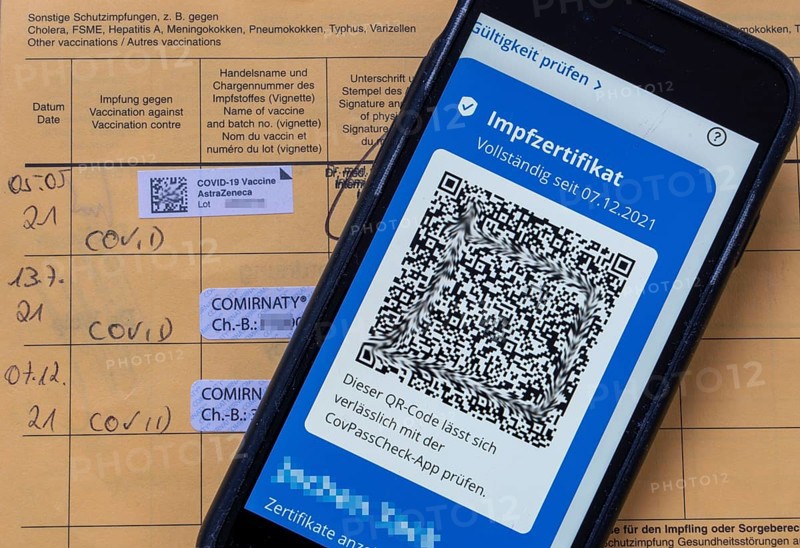 Vaccination booklet, proof of triple vaccination with the Corona vaccine from AstraZeneca and BioNTEch/Pfizer, COMIRNATY 2x, the third as a booster vaccination, against the Corona virus, Covid-19, proof of vaccinations, international document based on WHO recommendations, digital vaccination certificate, on the smartphone, CovPass app