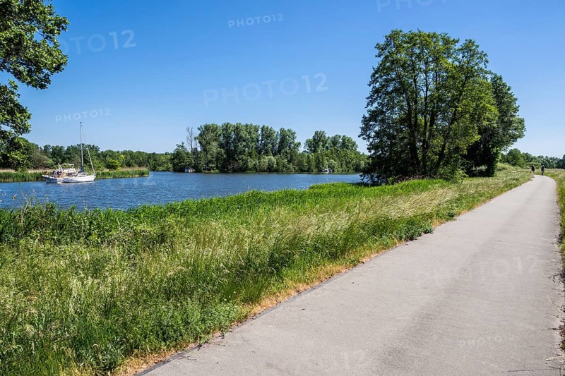 Havel cycle route, route between city Brandenburg and village Werder, river Havel, Brandenburg, Germany, Europe