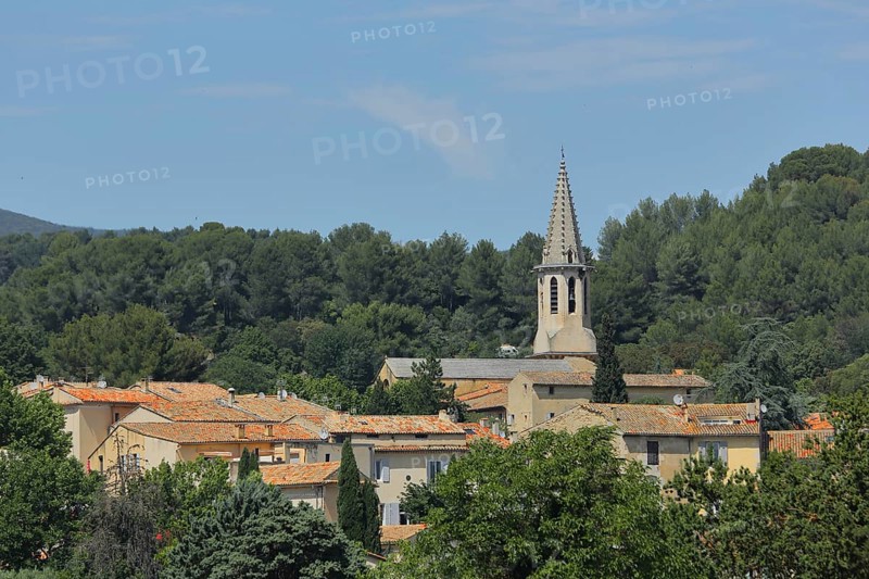 View of mountain village with church tower of Saint Etienne in Cadenet, St, Luberon, Vaucluse, Provence, France, Europe