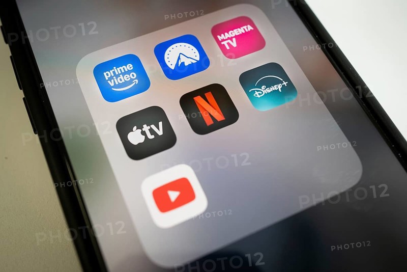 Streaming app icons on smartphone screen, including Netflix, AppleTV, Prime Video, Magenta TV, Paramount and Disney, close-up