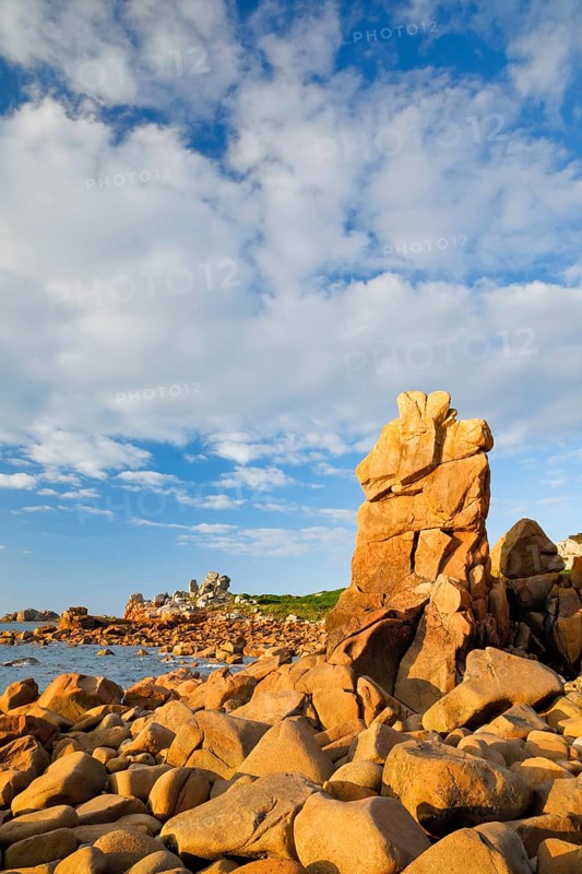Striking orange-coloured rock formations in the evening light, on the coast of the English Channel on the Pink Granti Coast in Brittany, Pors Scaff, Côtes-d'Armor, France, Europe