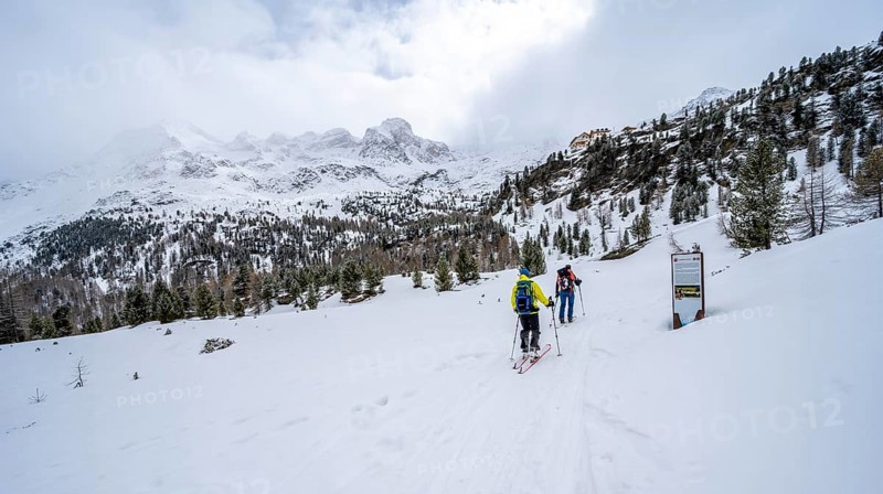 Two ski tourers ascending to the Zufallhütte, snow-covered mountain landscape, Martelltal Valley, Ortler Alps, Vinschgau Valley, Italy, Europe