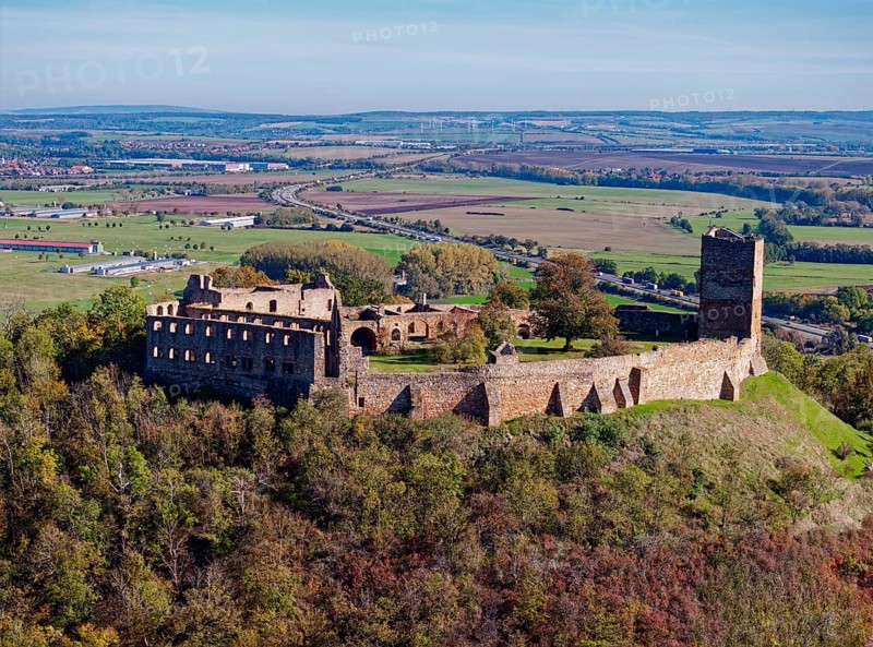 The Höhenburg Gleichen, also known as Wanderslebener Gleiche, Wandersleben Castle or Wanderslebener Burg, is a medieval castle ruin in Thuringia. It is part of the Drei Gleichen castle ensemble. Aerial photo. Wandersleben, Gotha, Thuringia, Germany, Europe