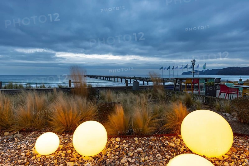 Kurplatz in front of the spa hotel Binz, behind it the pier, seaside resort Binz, island Rügen, Mecklenburg-Vorpommern, Germany, Europe