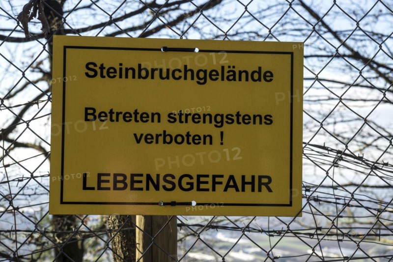 Warning sign, quarry site, strictly forbidden to enter, danger to life, Dossenheim, Baden-Württemberg, Germany, Europe
