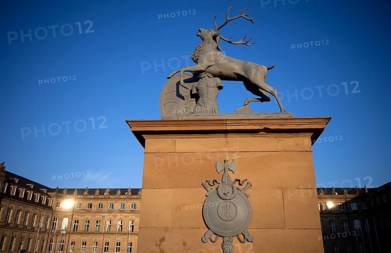 Heraldic stag by Anton von Isopis in front of the main portal and cour d'honneur Neues Schloss, Schlossplatz, Stuttgart, Baden-Württemberg, Germany, Europe