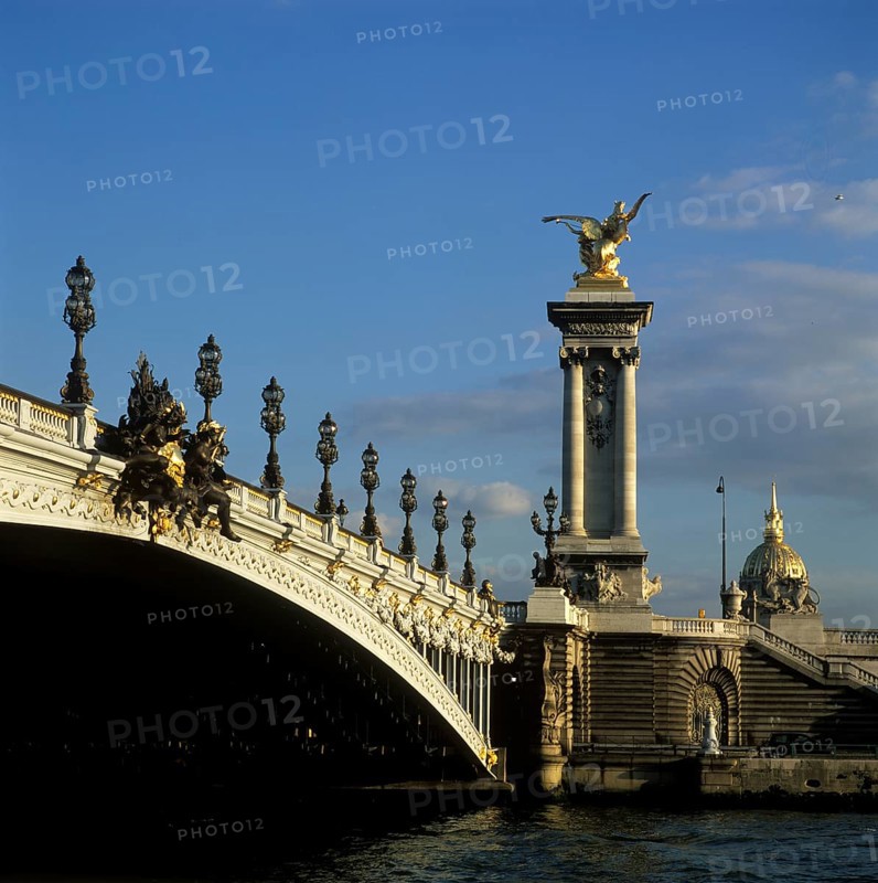 Pont Alexandre III, S tahlbogenbrücke zur Weltausstellung 1900 gebaut, dahinter Invalidendom, Paris, Frankreich