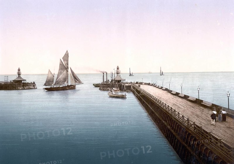 Pierkopf, I., Lowestoft, England / Pier head, England, Historic, digitally restored reproduction from a 19th century original, 1880, Record date not stated