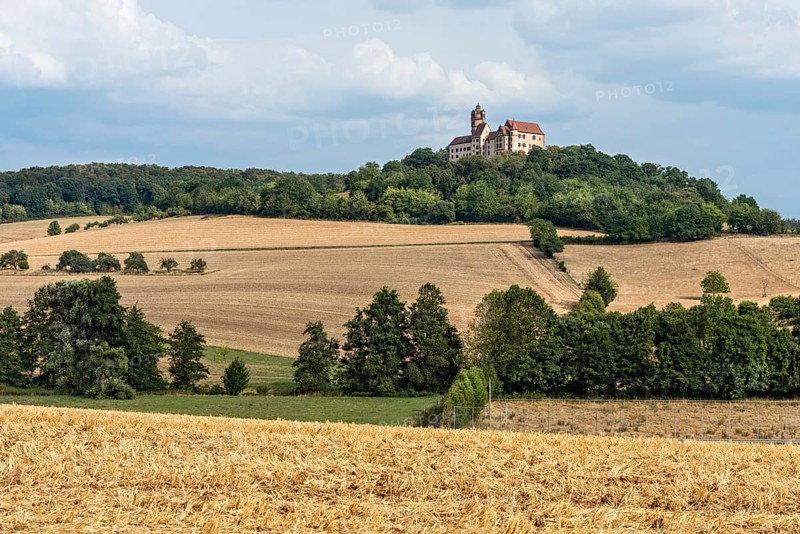 Ronneburg Castle, knight's castle from the Middle Ages, harvested grain fields, field, hill, forest, dry cultural landscape, Ronneburger Hügelland, Main-Kinzig-Kreis, Hesse, Germany, Europe
