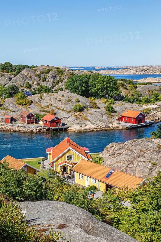 View of summer house by a rocky coast in the archipelago on the Swedish west coast on a sunny summer day, Hamburgsund, Bohuslän, Sweden, Europe