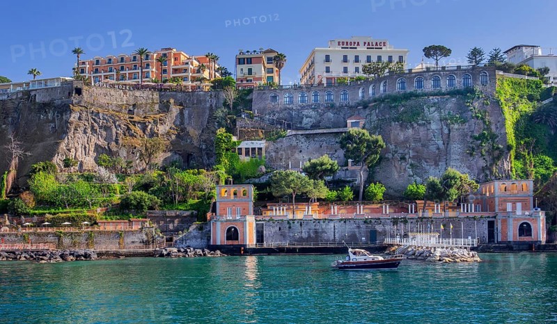 Steep coast of the village at the harbour, Sorrento, Sorrento Peninsula, Gulf of Naples, Campania, Italy, Europe