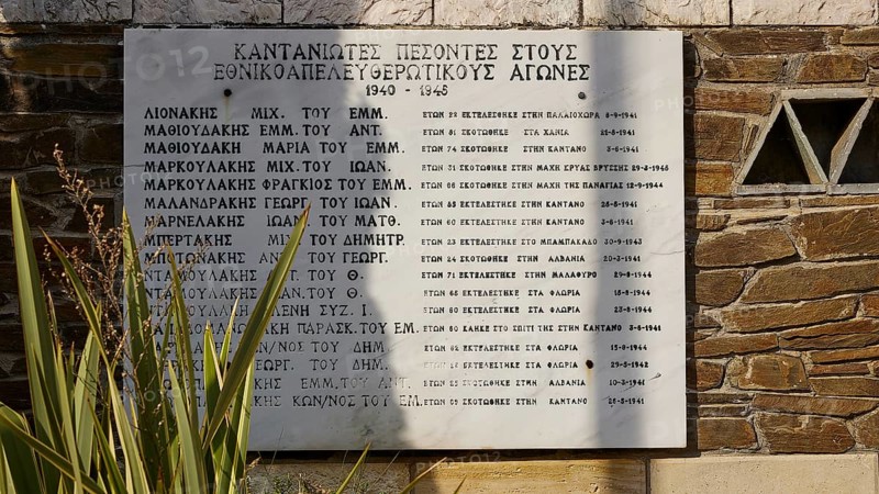 Memorial plaque on stone wall with Greek names, flanked by decorative planting, visit of Federal President Frank-Walter Steinmeier to Kandanos on 31 October 2024, Federal President, Frank-Walter Steinmeier, memorial, war crimes, Nazis, Wehrmacht crimes, World War II, Kandanos, southwest Crete, Crete, Greek islands, Greece, Europe