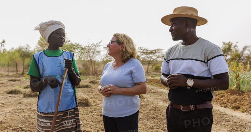 From right: Abdoul Razal Belemgnegre, head of the training centre, Svenja Schulze (SPD), Federal Minister for Economic Cooperation and Development and a female builder at the agroecological training centre Centre Beo-Noree in Beo-Noree, 04.03.2024.Photographed on behalf of the Federal Ministry for Economic Cooperation and Development