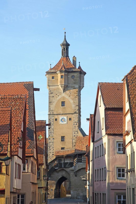 Klingentor as part of the historic town fortifications with houses, town wall, Rothenburg ob der Tauber, Tauberfranken, Franconia, Bavaria, Germany, Europe