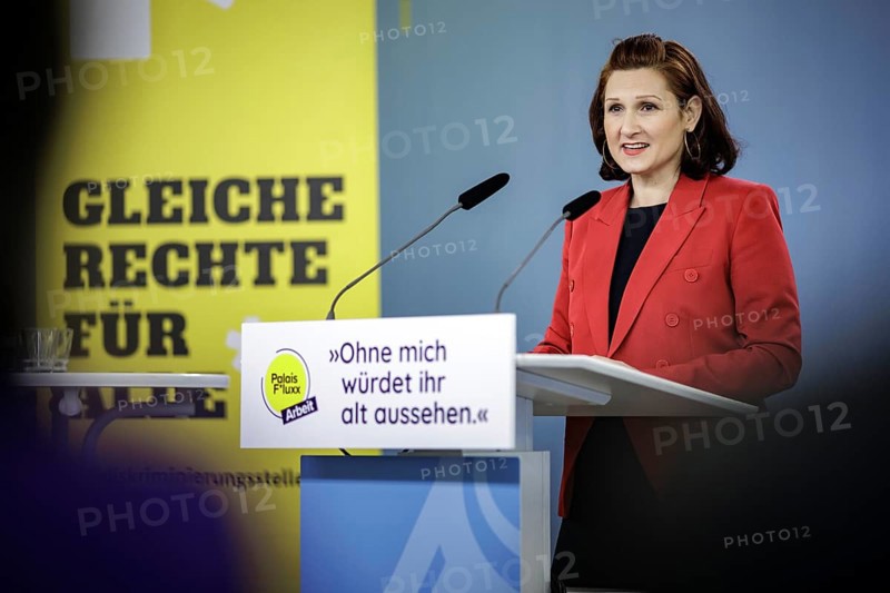 Press conference on the campaign against age discrimination against woman at work Without me you would look old with Ferda Ataman, Independent Federal Commissioner for Anti-Discrimination and Head of the Federal Anti-Discrimination Agency. A campaign by Palais Fluxx, supported by the Federal Anti-Discrimination Agency Berlin, 29.02.2024. Photographed for the Federal Anti-Discrimination Agency on behalf of the Federal Ministry for Family Affairs, Senior Citizens, Women and Youth