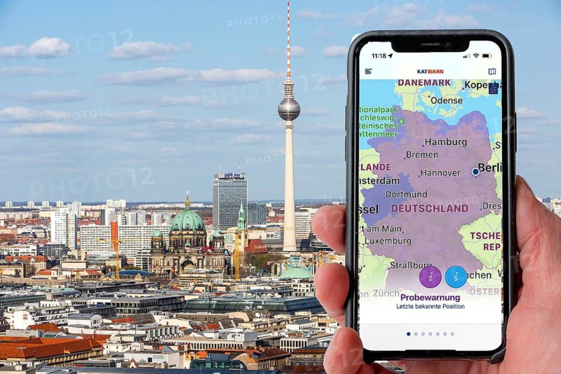 Warning day, 08.12.22 in Germany, first trial warning via cell broadcast, automatic alerting of the population in an emergency, via SMS to mobile phones, simultaneous siren test and information via the KATWARN warning app