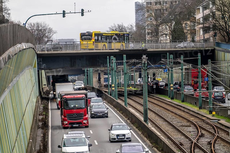 The Hausackerbrücke, inner-city road bridge over the A40 motorway and a light rail line, between Essen-Frohnhausen and Holsterhausen, extensively renovated in 2018, is already dilapidated again and has to be demolished, is to be rebuilt in 2026, for which the A40 and the underground line, the U18, must be closed, North Rhine-Westphalia, Germany, Europe