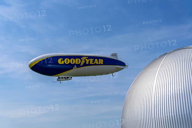 The Zeppelin NT, newly stationed at Essen/Mülheim Airport, undertakes sightseeing flights over the Rhine-Ruhr area, landing approach, airship hangar of the WDL Group, Mülheim an der Ruhr, North Rhine-Westphalia, Germany, Europe