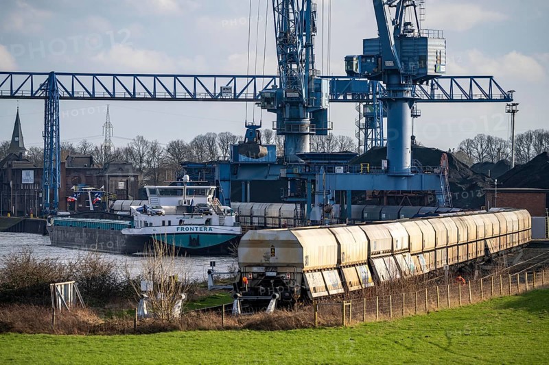 The NIAG Rhine port in Rheinberg-Orsoy, unloading of cargo ships with imported coal, then loading onto railway freight wagons, trimodal port, North Rhine-Westphalia, Germany, Europe