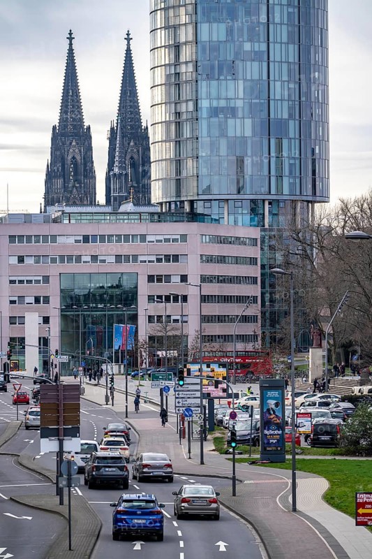 City centre traffic, Opladener Straße, view over the city centre of Cologne, from Deutz to Cologne Cathedral, on the right the KölnTriangle skyscraper in Deutz, North Rhine-Westphalia, Germany, Europe