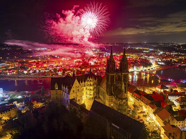 At the end of the Meissen Wine Festival, a large firework display was set off, Fireworks over Meissen, Meissen, Saxony, Germany, Europe