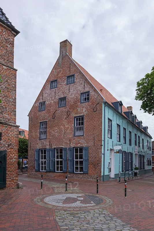 Hotel Hohes Haus am Alten Siel, seat of the rent office from 1696, Greetsiel, Krummhörn, East Frisia, Greetsiel, Krummhörn, East Frisia, Lower Saxony, Germany, Europe